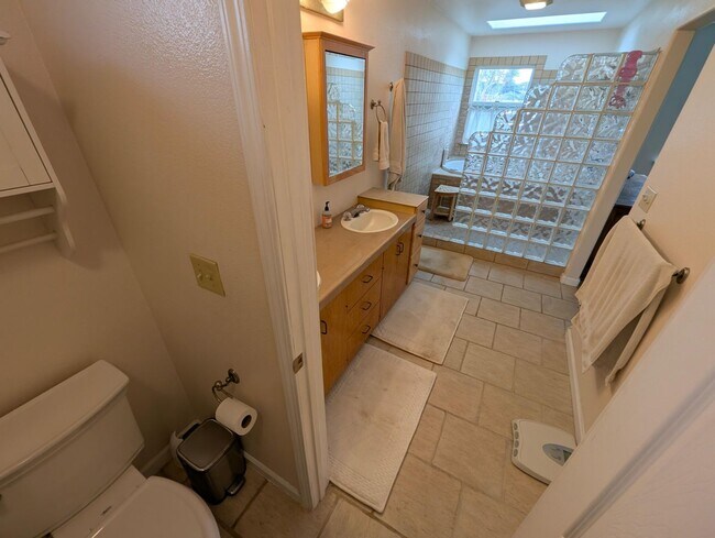 Building Photo - Spacious Upstairs Master Bedroom for Rent