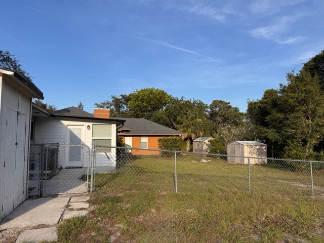 Building Photo - 1911 S Palomar Dr