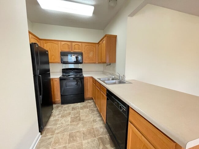 Building Photo - SPACIOUS 4BDR 2.5BA CONDO IN ARLINGTON SUBDIVISION