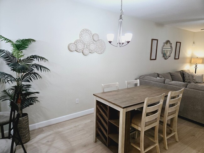 Building Photo - 2BR/2.5BA furnished townhome in a gated co...