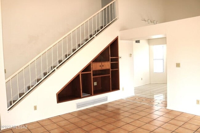 Building Photo - Nestled in a convenient NW neighborhood