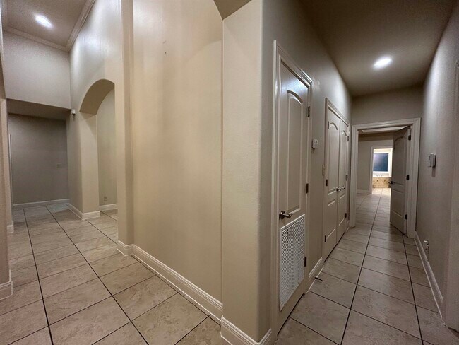 Building Photo - 3335 Hagen Lp