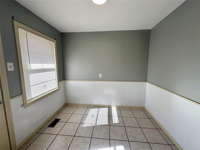Building Photo - 1224 Westlawn Dr