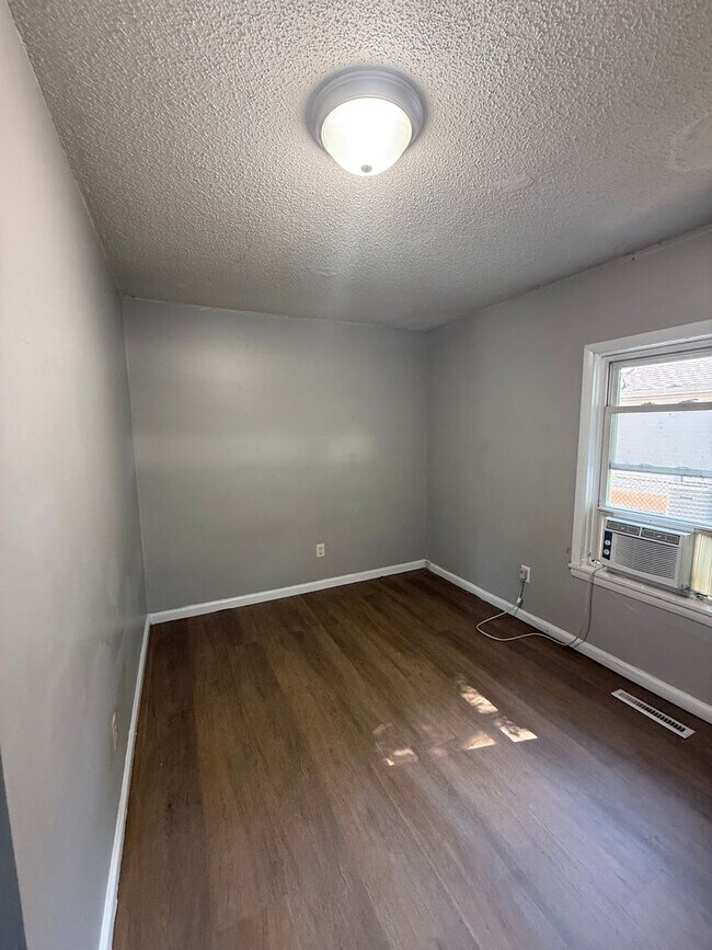Building Photo - Spacious 2 bedroom 1 bathroom duplex Available NOW!!!