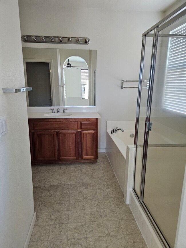 Building Photo - 3 bedrooms 2.5 bathroom split level home