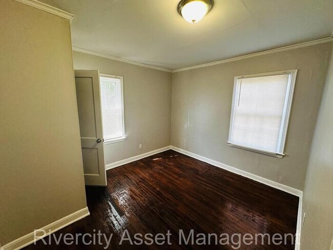 Building Photo - Renovated Charmer with Large Kitchen, Cove...