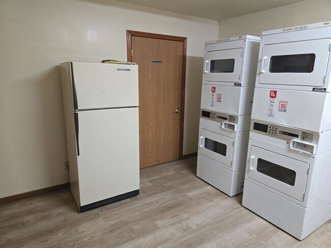 Building Photo - Welcome Home to Lagrange Living