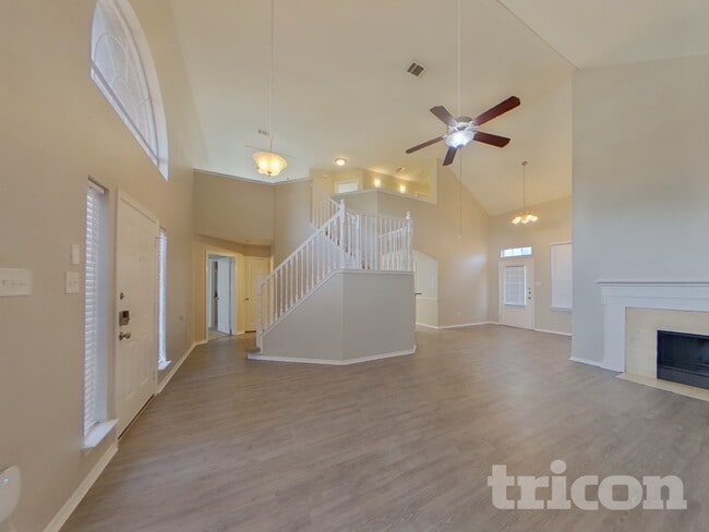 Building Photo - 1028 Glencrest Dr