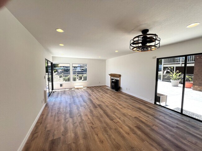 Building Photo - ONE LEVEL ONE BEDROOM TOP-UNIT CONDO IN HEADLANDS WITH STUNNING BAY VIEWS