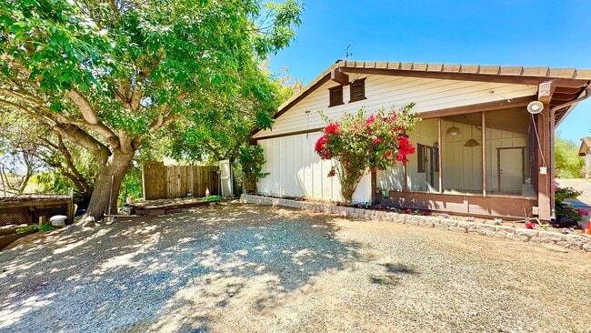 Building Photo - Darling Fully Furnished Guest Home Unit wi...