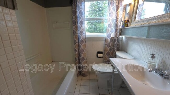 Building Photo - 926 N Mandan St