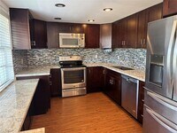 Building Photo - 625 Oaks Dr