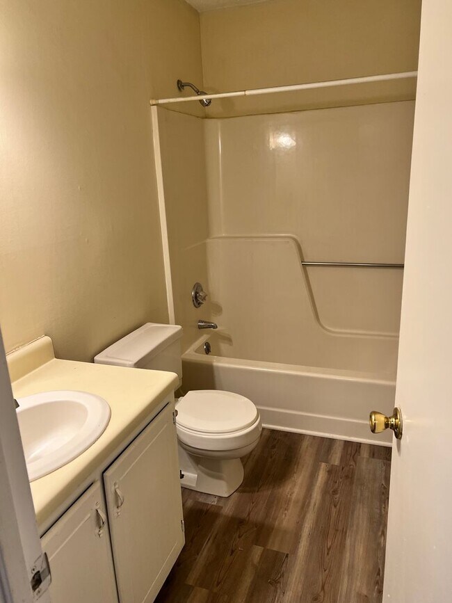 Building Photo - 2 Br 1 1/2 Bath Townhome