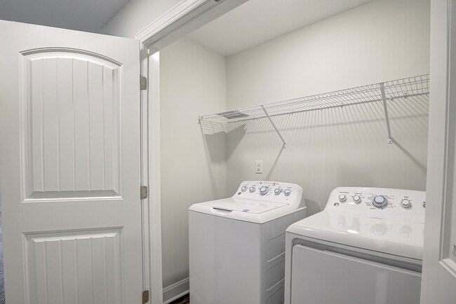 Building Photo - 3/2.5 Townhome Close to Southpoint w/ Garage!