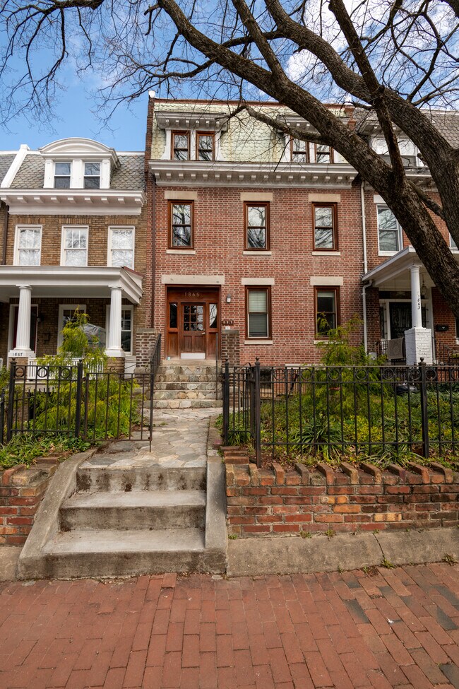 Building Photo - 1865 Newton St NW