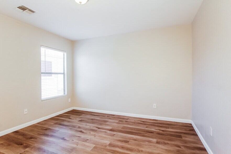 Building Photo - 10916 W Elm St
