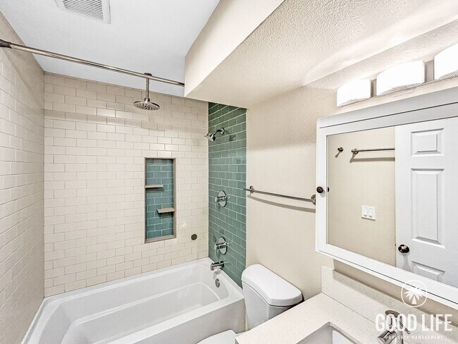 Building Photo - Beautiful 3B/2BA condo with Washer/Dryer & Large Backyard in Midway District!