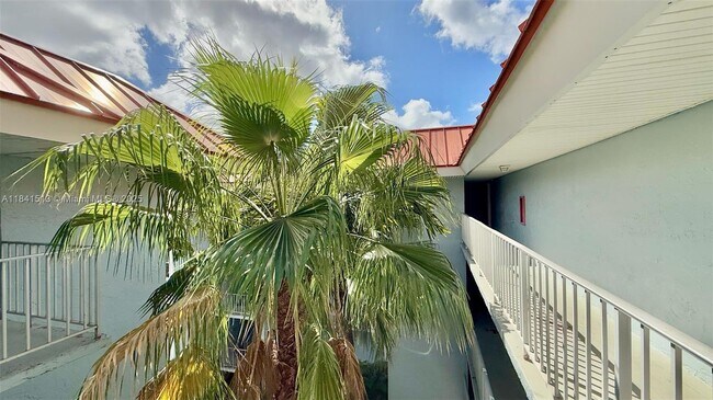 Building Photo - 605 S Pine Island Rd