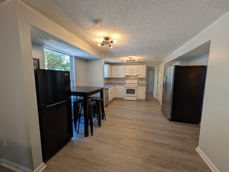 Building Photo - Room in House on Flint Glenn Ln