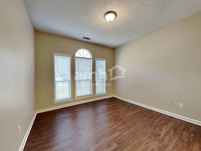 Building Photo - 212 Thorncrest