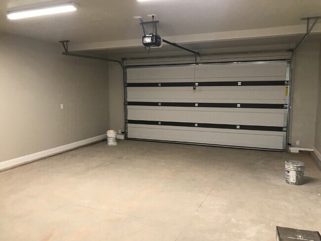 Building Photo - Spacious 4 bed 2.5 bath Townhome in Hurricane Heights