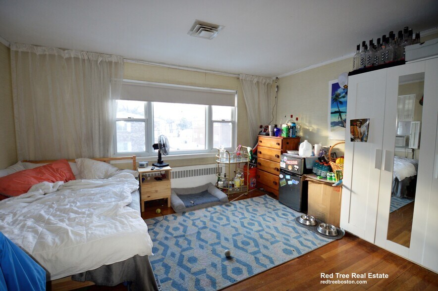 Building Photo - 16-18-18 Caltha Rd