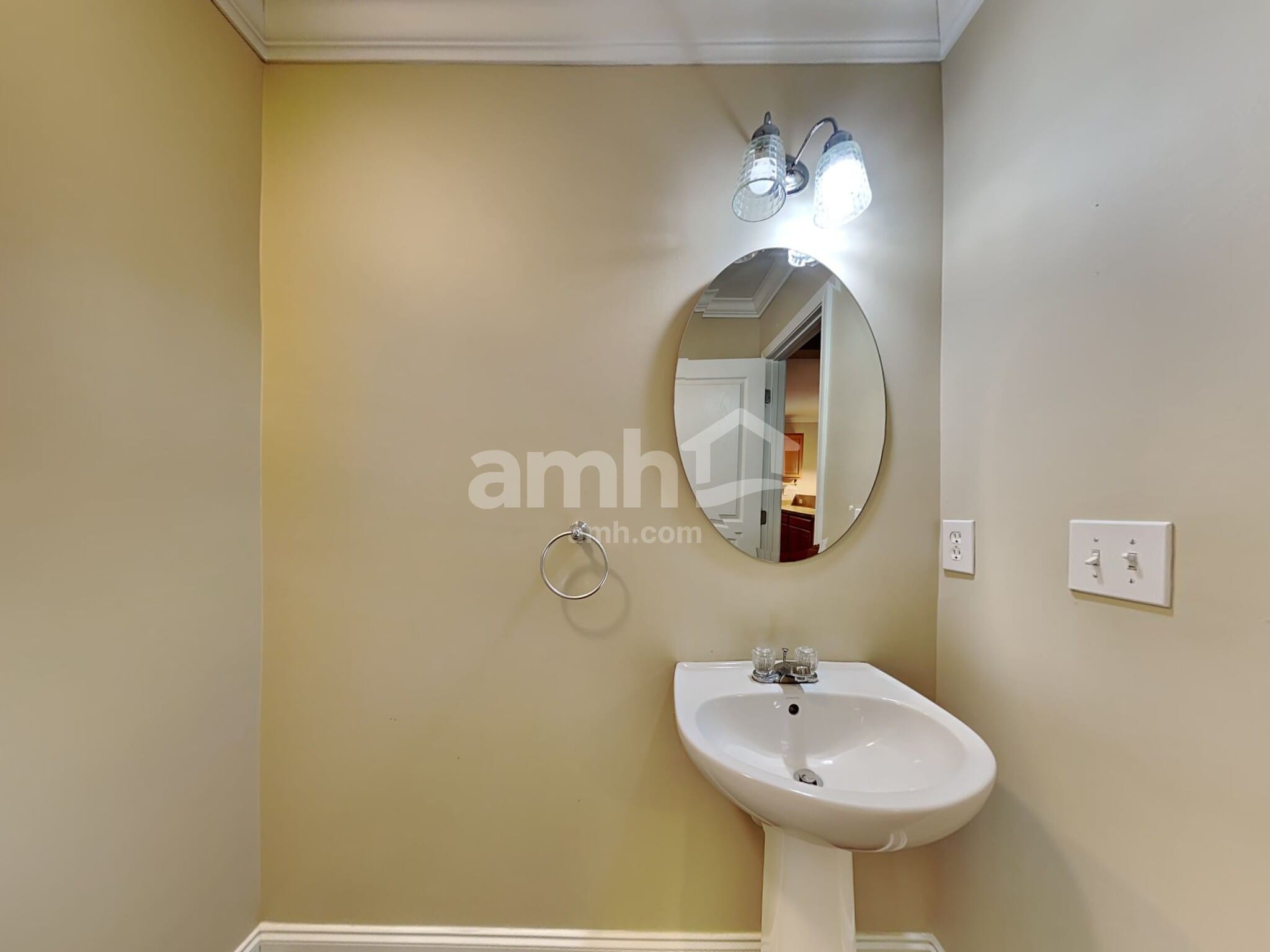 Building Photo - 8829 Shadowglen Dr