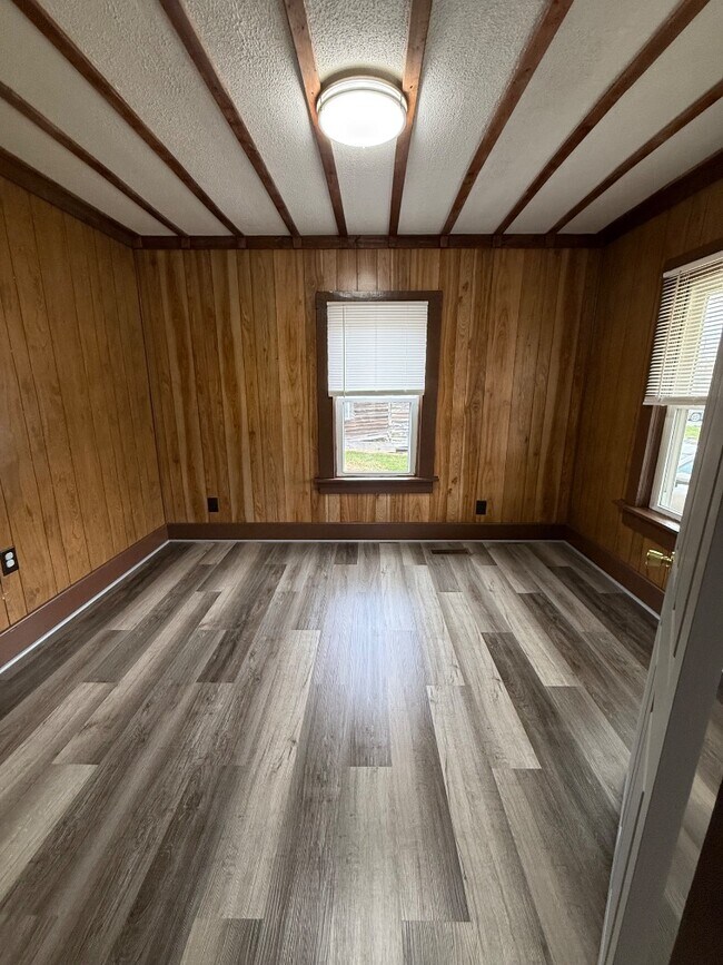 Building Photo - 221 Valley Pike Rd