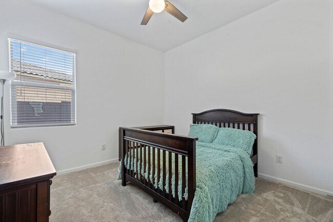 Building Photo - Newer Single Story 5 Bedroom 3 Bath Home in Vail