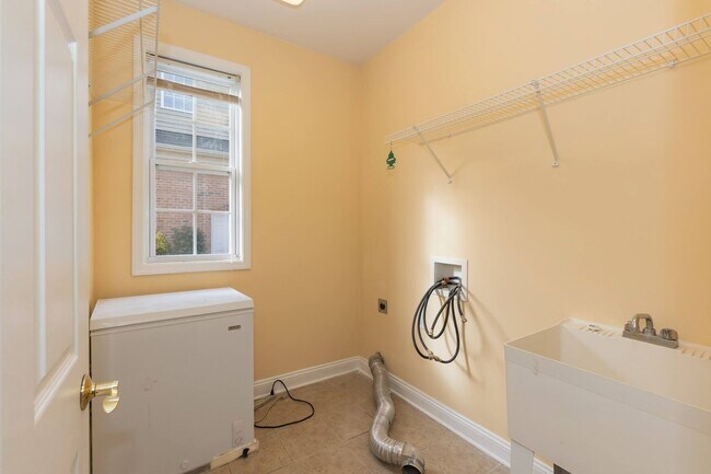 Building Photo - Four Bedroom Home!