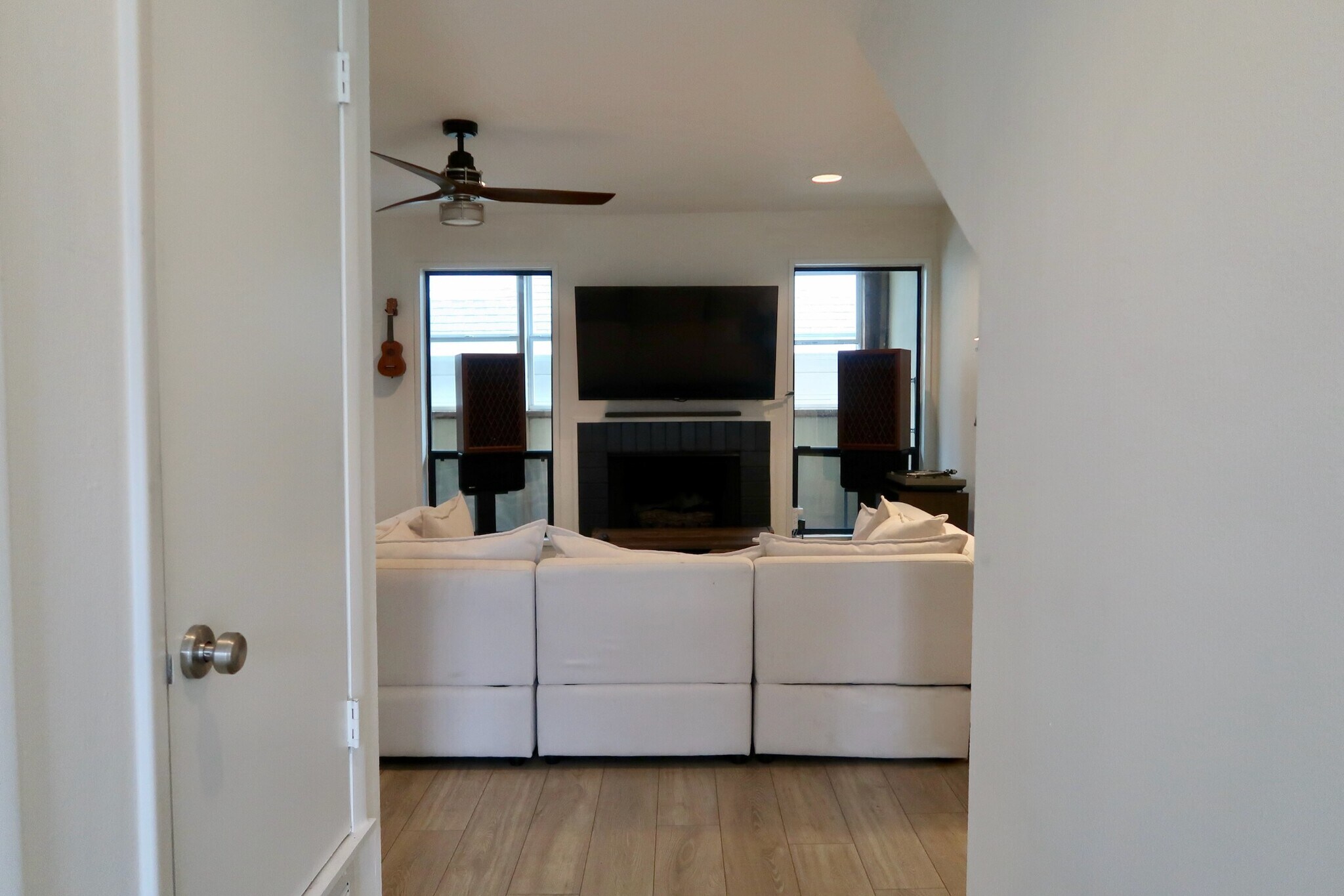 Building Photo - 1106 W 6th St