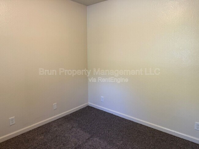 Building Photo - 516 E Red Bud Rd