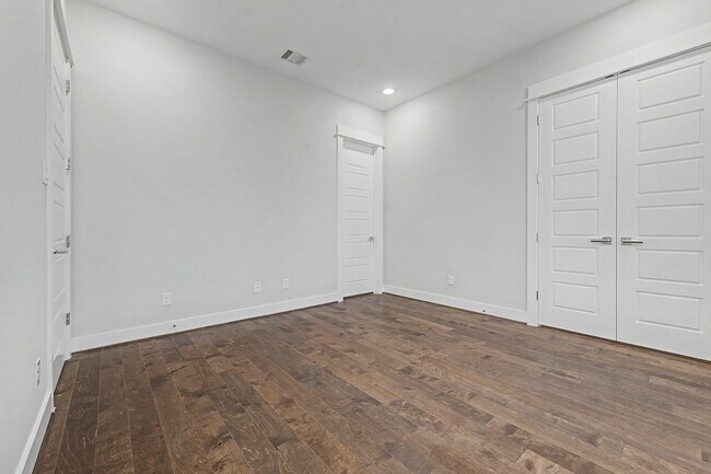 Building Photo - 1226 W 26th St