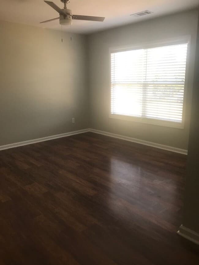 Building Photo - 3 Bedroom End Unit Townhome!