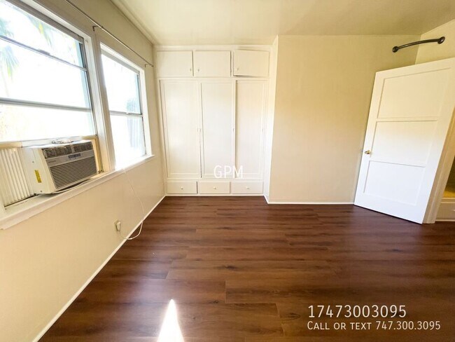Building Photo - 4737 1/2 Beverly Blvd-
