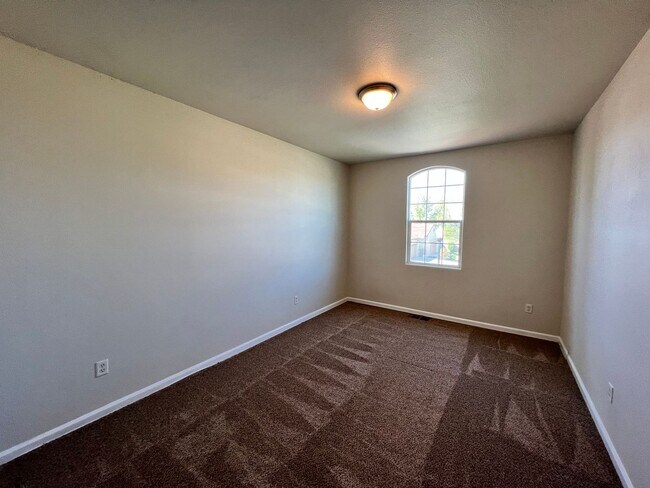 Building Photo - Beautiful 4 Bedroom Home in the Villas Gat...