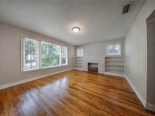 Building Photo - 2407 Juanita St