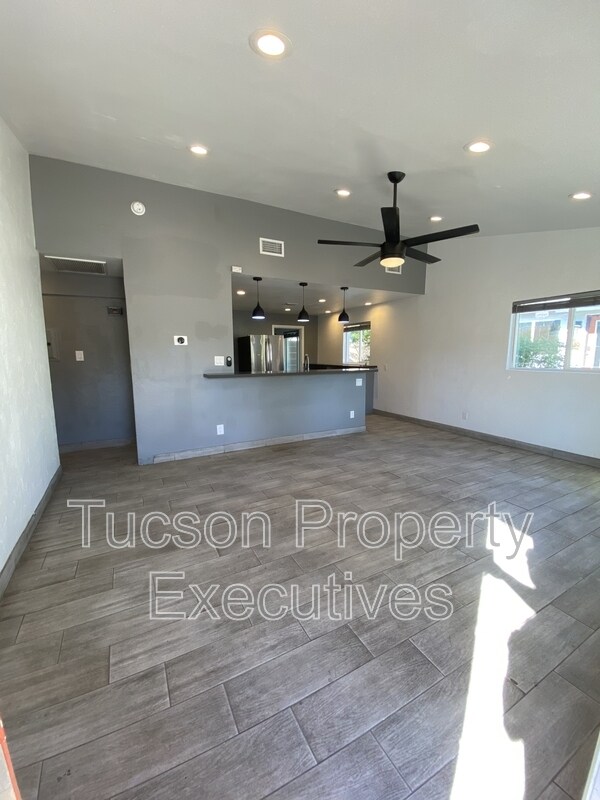 Building Photo - 1421 E Drachman St