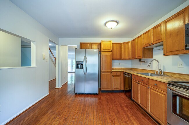 Building Photo - Three-level end unit townhome!