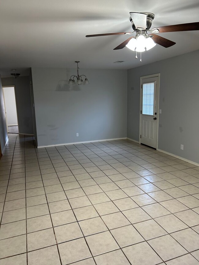 Building Photo - 904 E 5th St