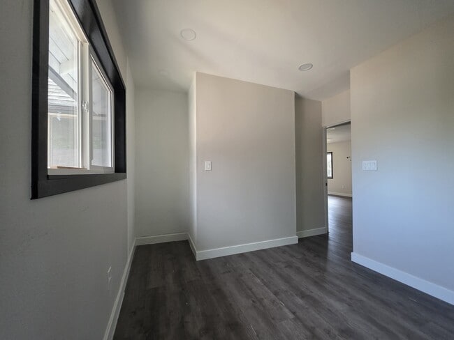 Building Photo - 1060-KE1060 15th St NE