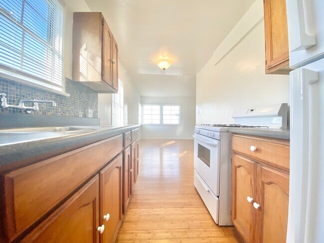 Building Photo - 422 S Coronado St