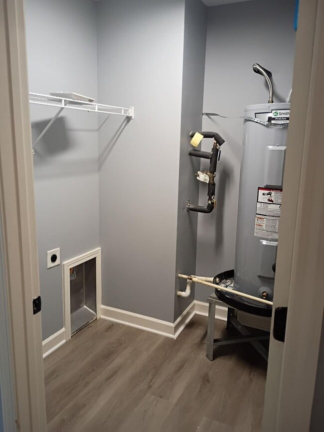 Building Photo - Beautiful Three Bedroom, Two Bathroom Sing...