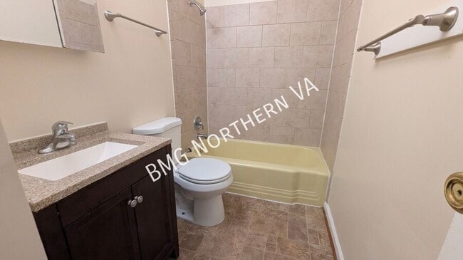 Building Photo - 9819 Town Ln