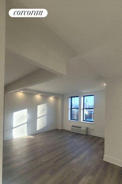 Building Photo - 45 W 81st St