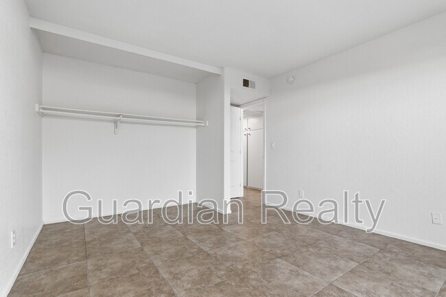 Building Photo - 801 N Major Ave