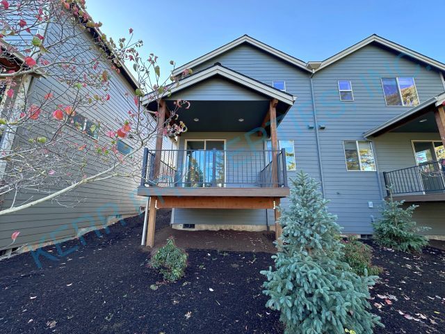 Building Photo - Charming 3-Bed Townhouse Oasis with 2.5 Baths on Pleasant St, Sandy, OR – 1,534 Sq Ft of Comfort!