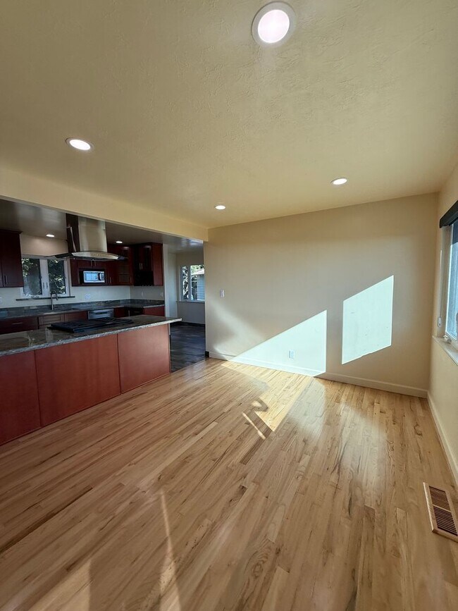 Building Photo - Panoramic Ocean View Home in Aptos! Move in incentive!