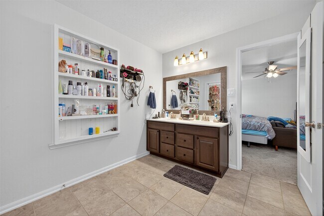 Building Photo - 2623 Hawthorn Park Ct