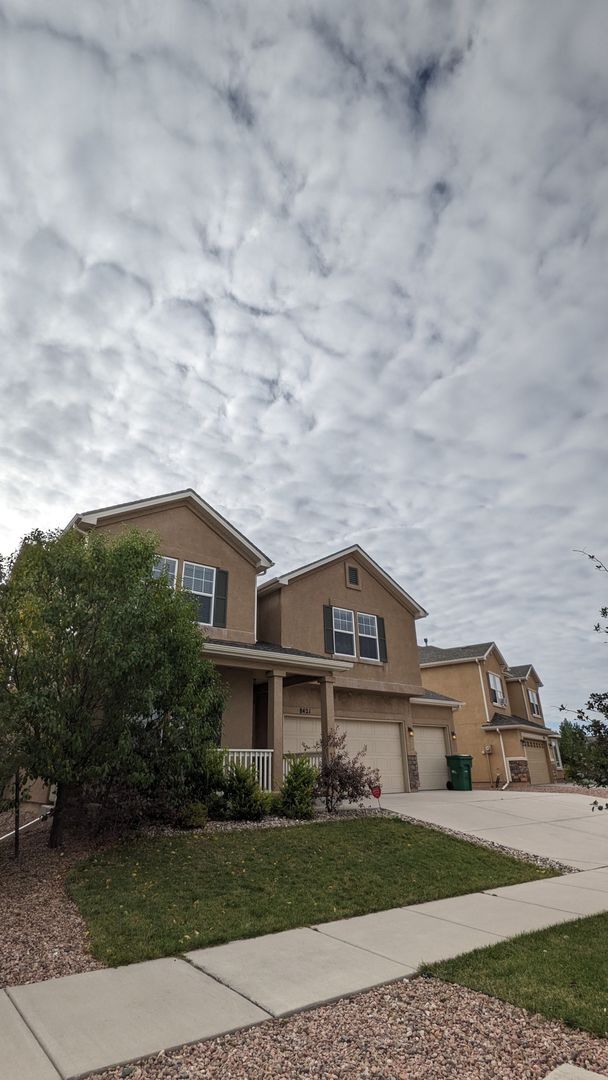 Building Photo - LARGE TWO STORY 3 BED/2.5 BATH W/3 CAR GAR...